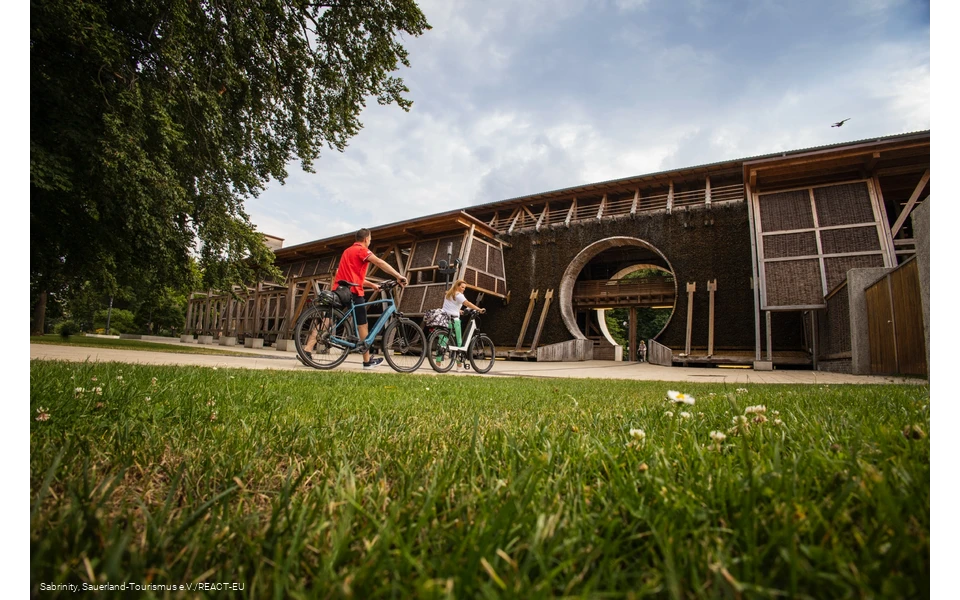Fahrradfahrer vor dem Gradierwerk in Bad Sassendorf