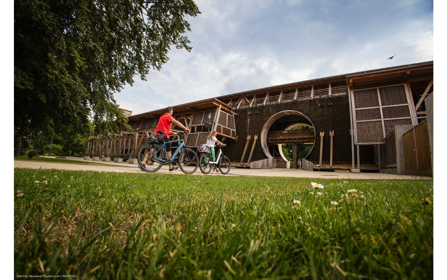 Fahrradfahrer vor dem Gradierwerk in Bad Sassendorf