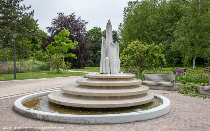 Salzkristallbrunnen vor der Börde Therme Bad Sassendorf