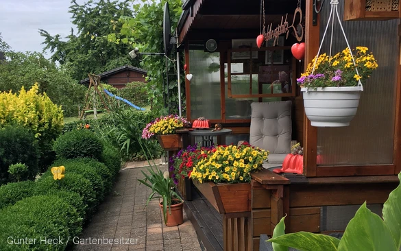 Gemütliche Auszeit im Hausgarten in leichter Hanglage