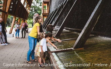 Gradierwerk und Familie im Kurpark Bad Sassendorf Foto: Gäste-Information & Marketing Bad Sassendorf / Helene Janzen