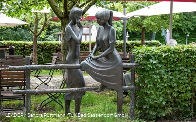 Flüsternde (Skulptur im Kurpark Bad Sassendorf)