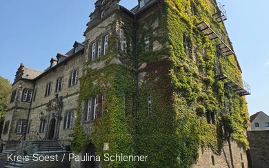 Schloss in Erwitte mit Efeu bewachsen Copyright Kreis Soest / Paulina Schlenner