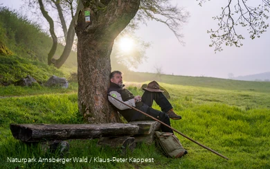 Ranger genießt die Ruhepause. (c) Naturpark Arnsberger Wald / Klaus-Peter Kappest