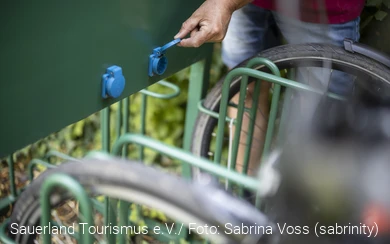 Eine Steckdose am Fahrradständer. Hier können E-Bikes geladen werden. Sauerland Tourismus e.V./ Foto: Sabrina Voss (sabrinity)