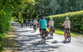 LIPPETAL - Radfahrer von hinter bei Haus Assen (Sandra Püttmann).jpg
