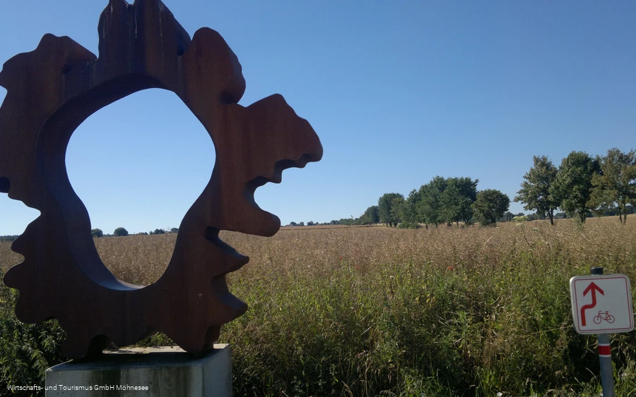 Wegmarke Kontur mit Radschild.jpg