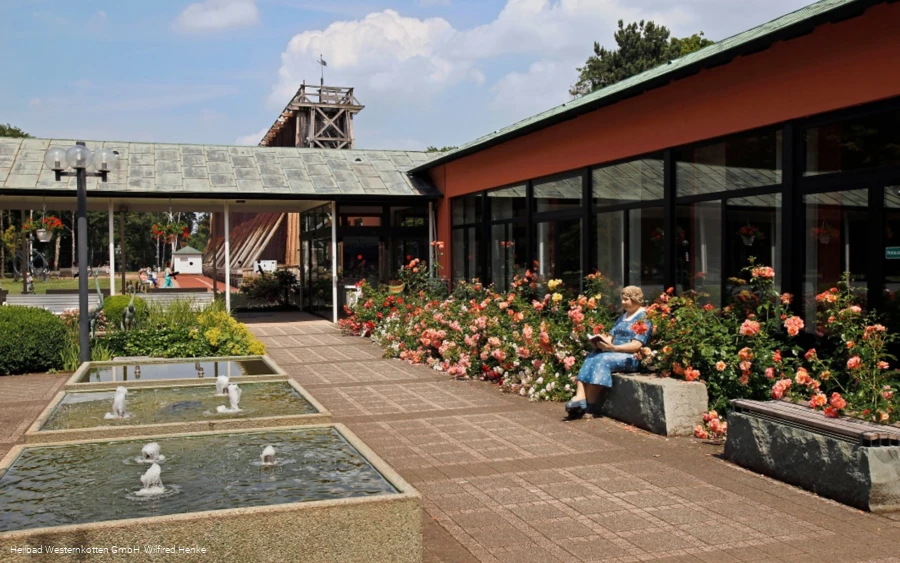 Vor der Kurhalle im Kurpark von Bad Westernkotten