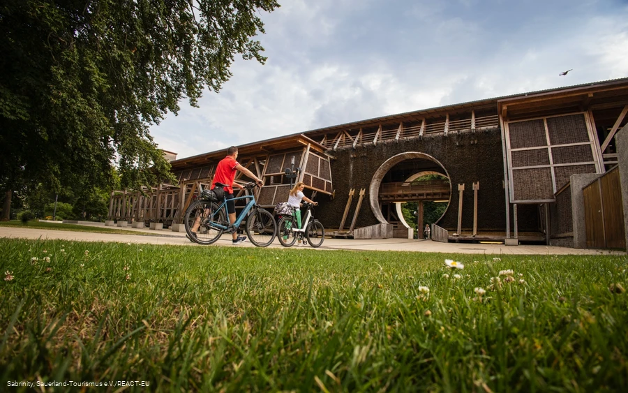 Fahrradfahrer vor dem Gradierwerk in Bad Sassendorf
