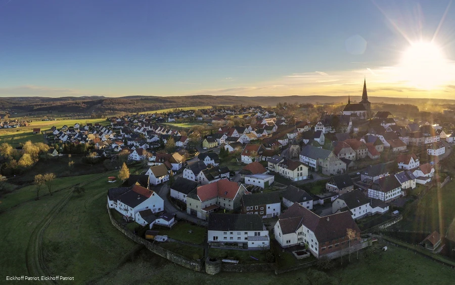 Blick auf das Bergdorf Kallenhardt