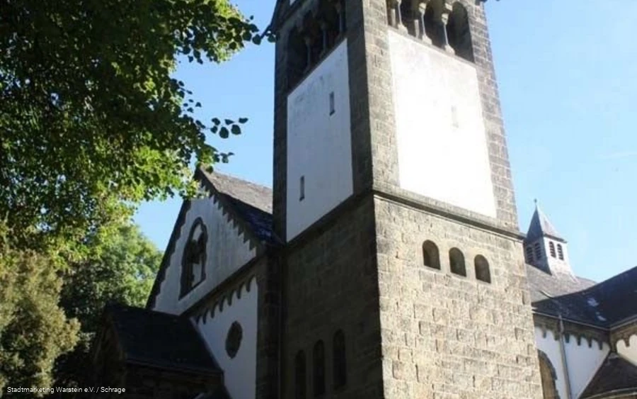 Kirche auf dem Gelände