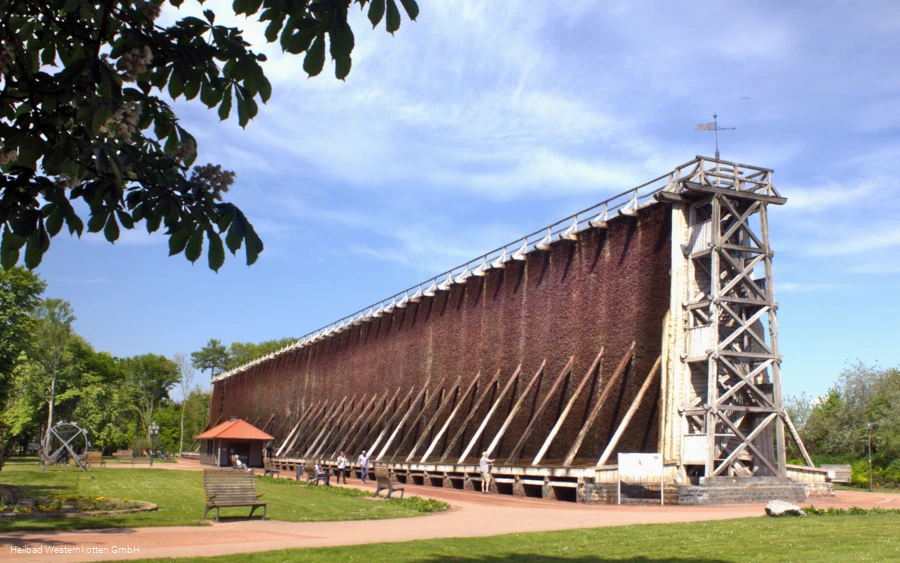 Das große Gradierwerk im Kurpark von Bad Westernkotten 