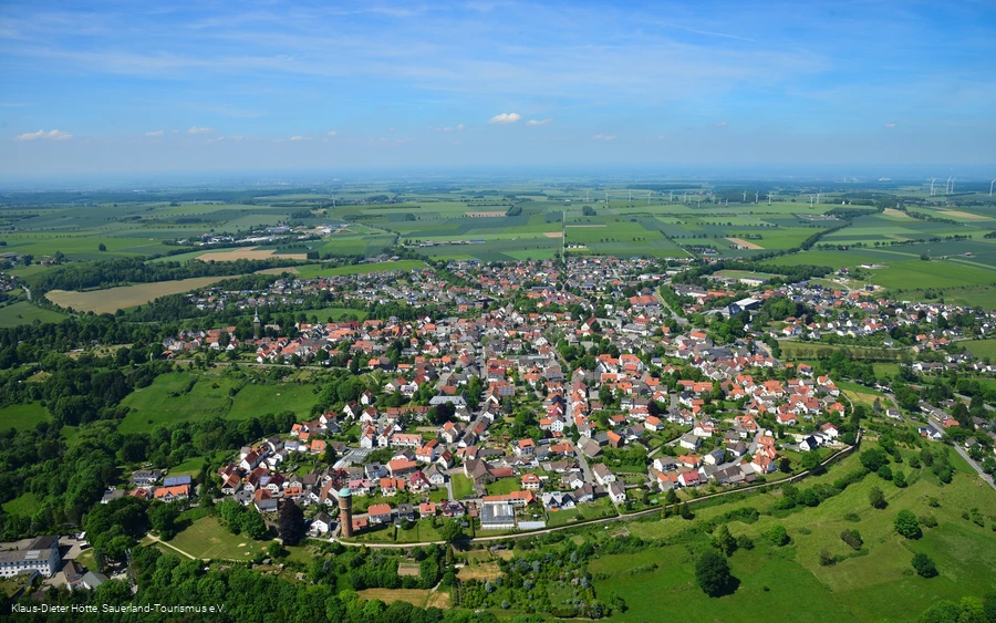 Luftbild mit Stadtmauer