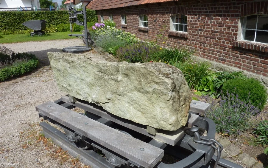 Lore mit Rüthener Grünsandstein