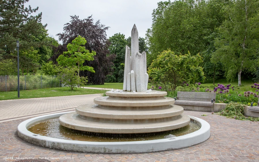 Salzkristallbrunnen vor der Börde Therme Bad Sassendorf Salzkristallbrunnen vor der Börde Therme Bad Sassendorf