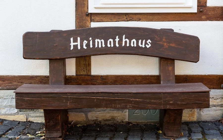 Bank vor dem Heimathaus