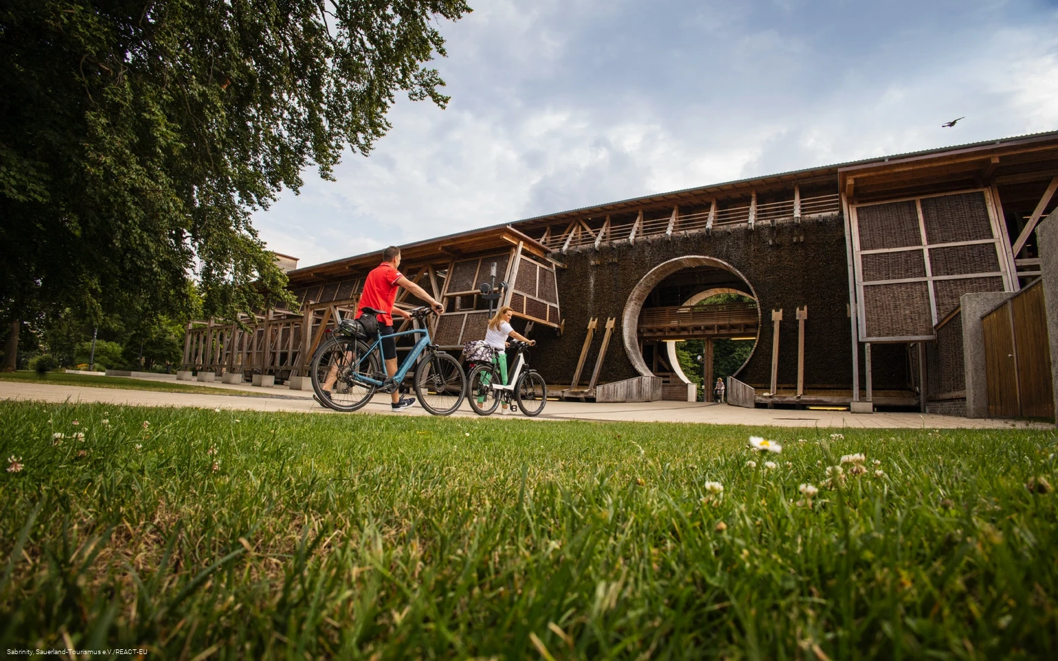 Fahrradfahrer vor dem Gradierwerk in Bad Sassendorf
