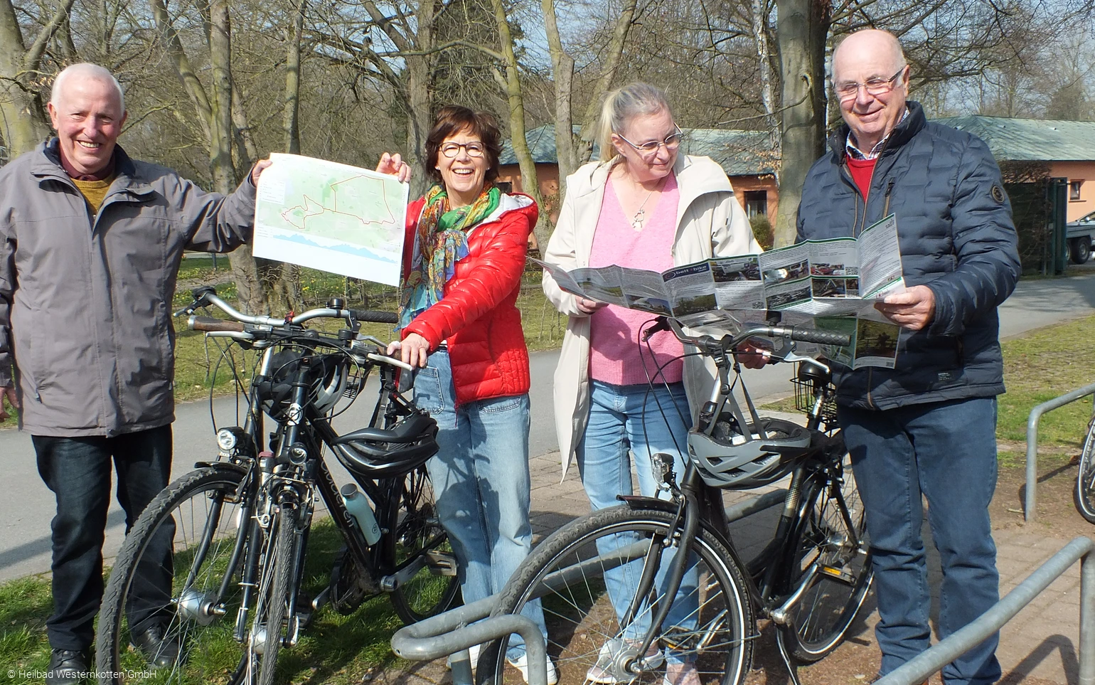 In Erwitte wrde die Radtour mit schönen Aussichten vorgestellt (von links): Radwanderführer Josef Sottmann, Martina Heilig und Karina Humann von der Heilbad Westernkotten GmbH und Radwanderführer Heinz Brinkhoff.  Foto: © Heilbad Westernkotten GmbH