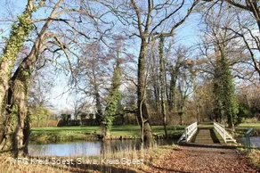 Holzbrücke im Schlosspark
