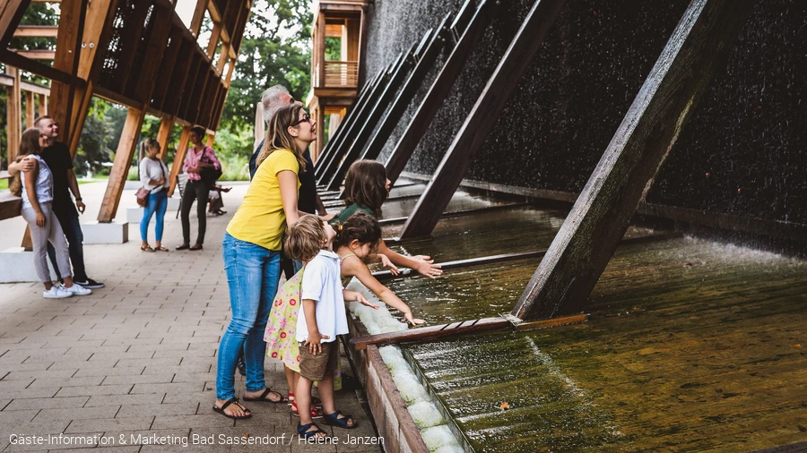 Gradierwerk und Familie im Kurpark Bad Sassendorf Foto: G&auml;ste-Information & Marketing Bad Sassendorf / Helene Janzen