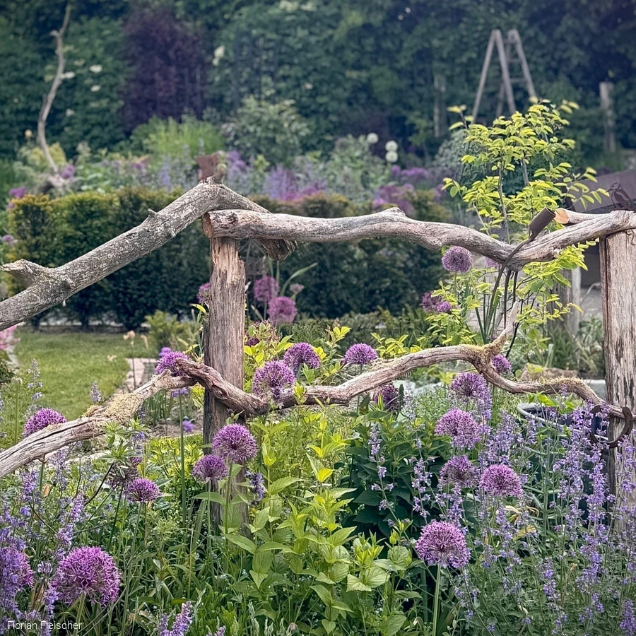 Zaun mit Blumen umwachsen
