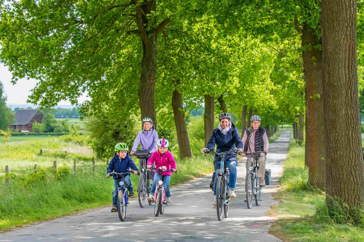 Lippetal_ LGS Radlerfamilie auf Allee original.jpg