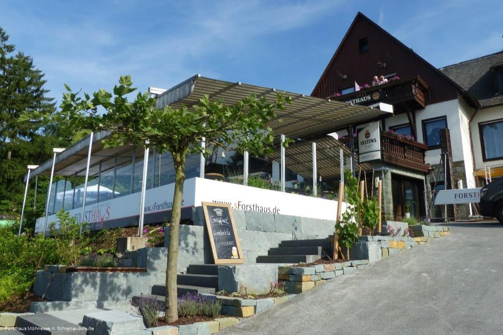 Restaurant Forsthaus am Möhnesee außen.jpg Restaurant Forsthaus am Möhnesee außen.jpg