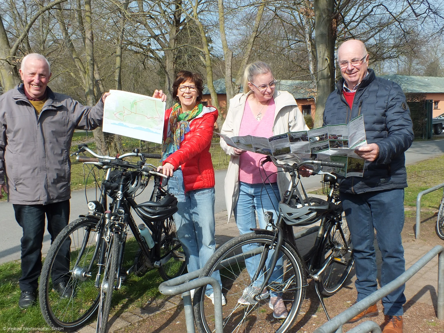 In Erwitte wrde die Radtour mit schönen Aussichten vorgestellt (von links): Radwanderführer Josef Sottmann, Martina Heilig und Karina Humann von der Heilbad Westernkotten GmbH und Radwanderführer Heinz Brinkhoff.  Foto: © Heilbad Westernkotten GmbH