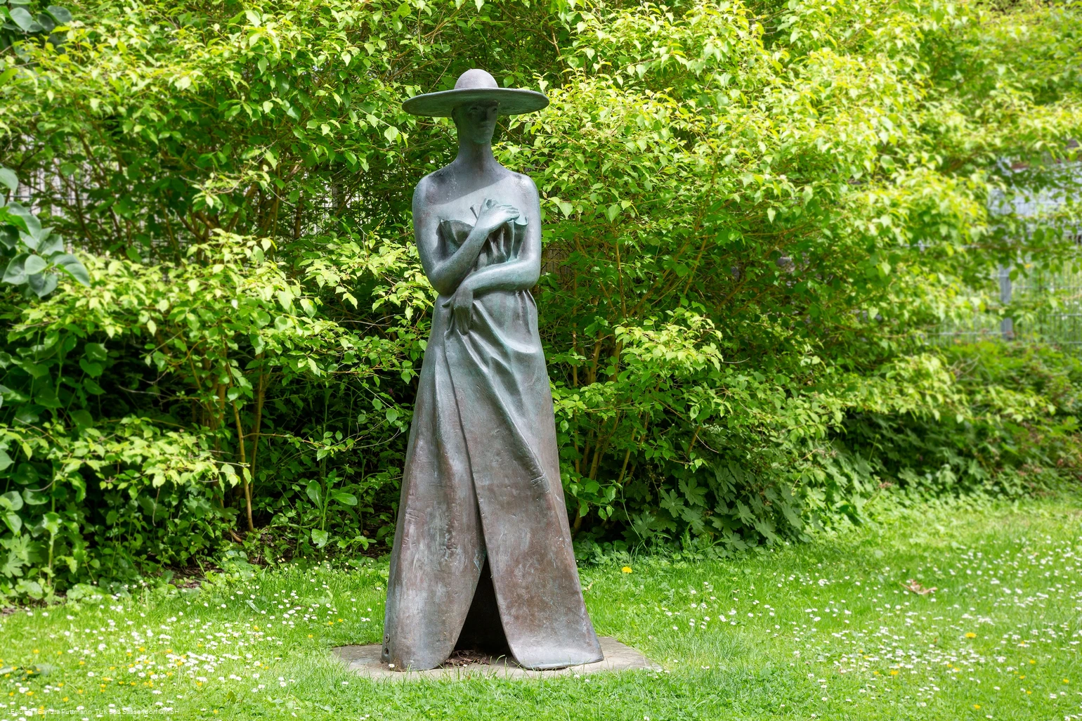Mädchen Rühr mich nicht an (Skulptur im Kurpark Bad Sassendorf)