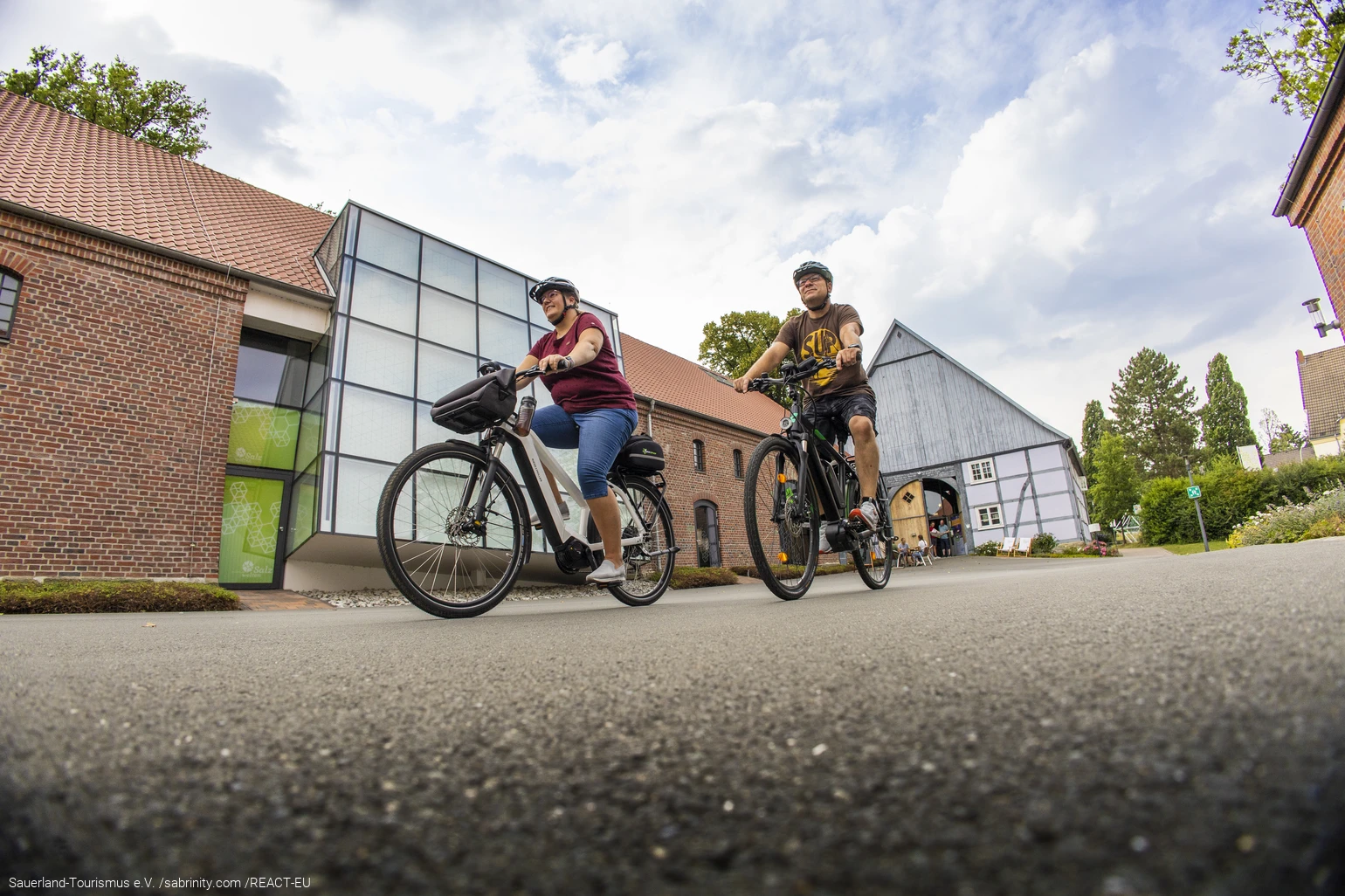 Radfahrende in Bad Sassendorf vor den westfälischen Salzwelten. Foto: Sauerland-Tourismus e.V._sabrinity.com_REACT-EU