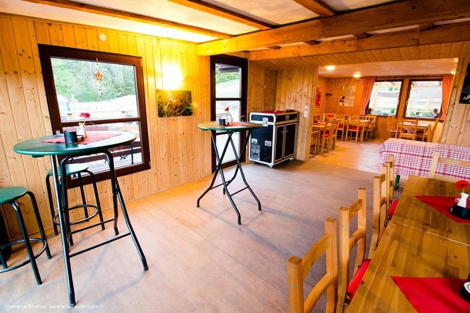 Innenansicht der gemütlichen Hütte am Rabennest Innenansicht der gemütlichen Hütte am Rabennest