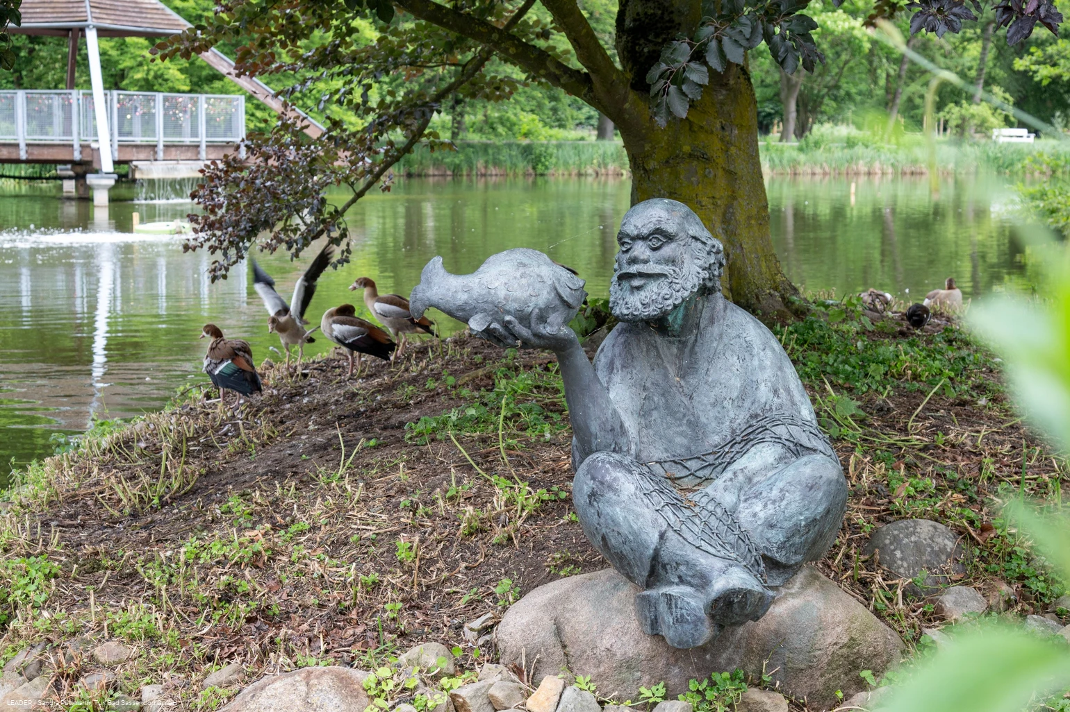 Alter Mann mit Fisch (Skulptur im Kurpark Bad Sassendorf)