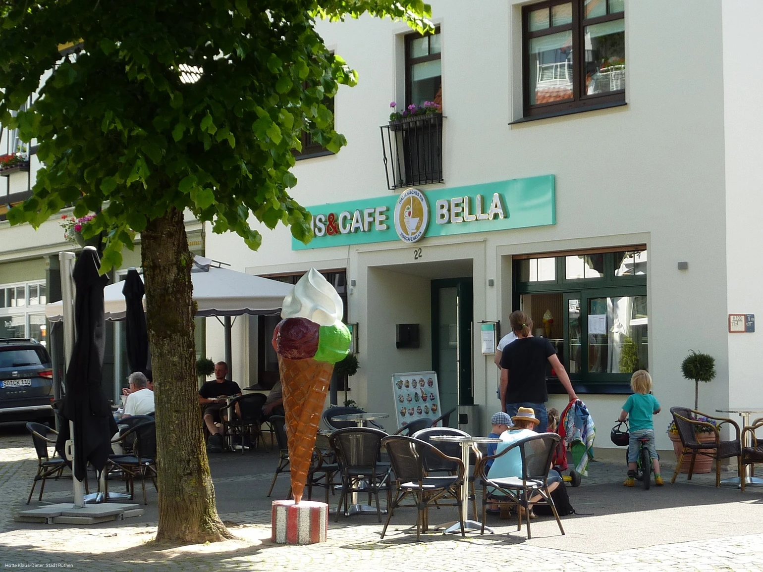 Außenansicht Eiscafe Bella direkt am Markplatz Außenansicht Eiscafe Bella direkt am Markplatz
