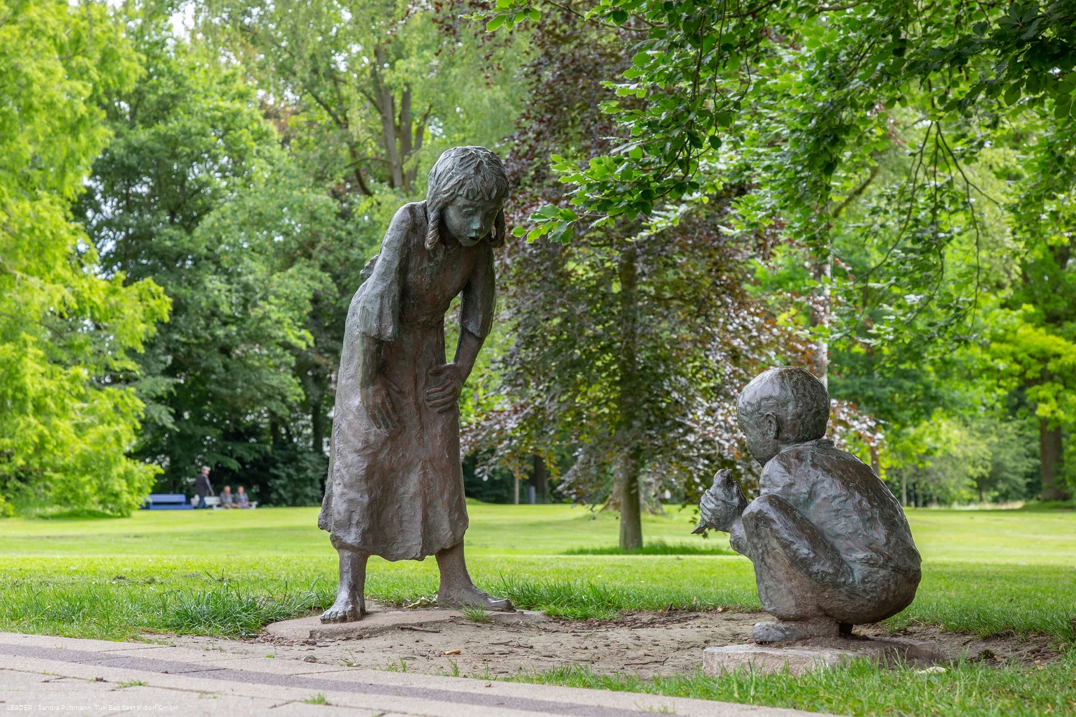 Geschwisterliebe (Skulptur im Kurpark Bad Sassendorf)