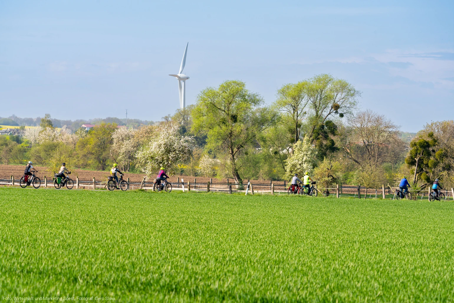 Fahrräder auf einem Feldweg um Soest Foto: Wirtschaft und Marketing Soest, Fotograf: Gero Sliwa