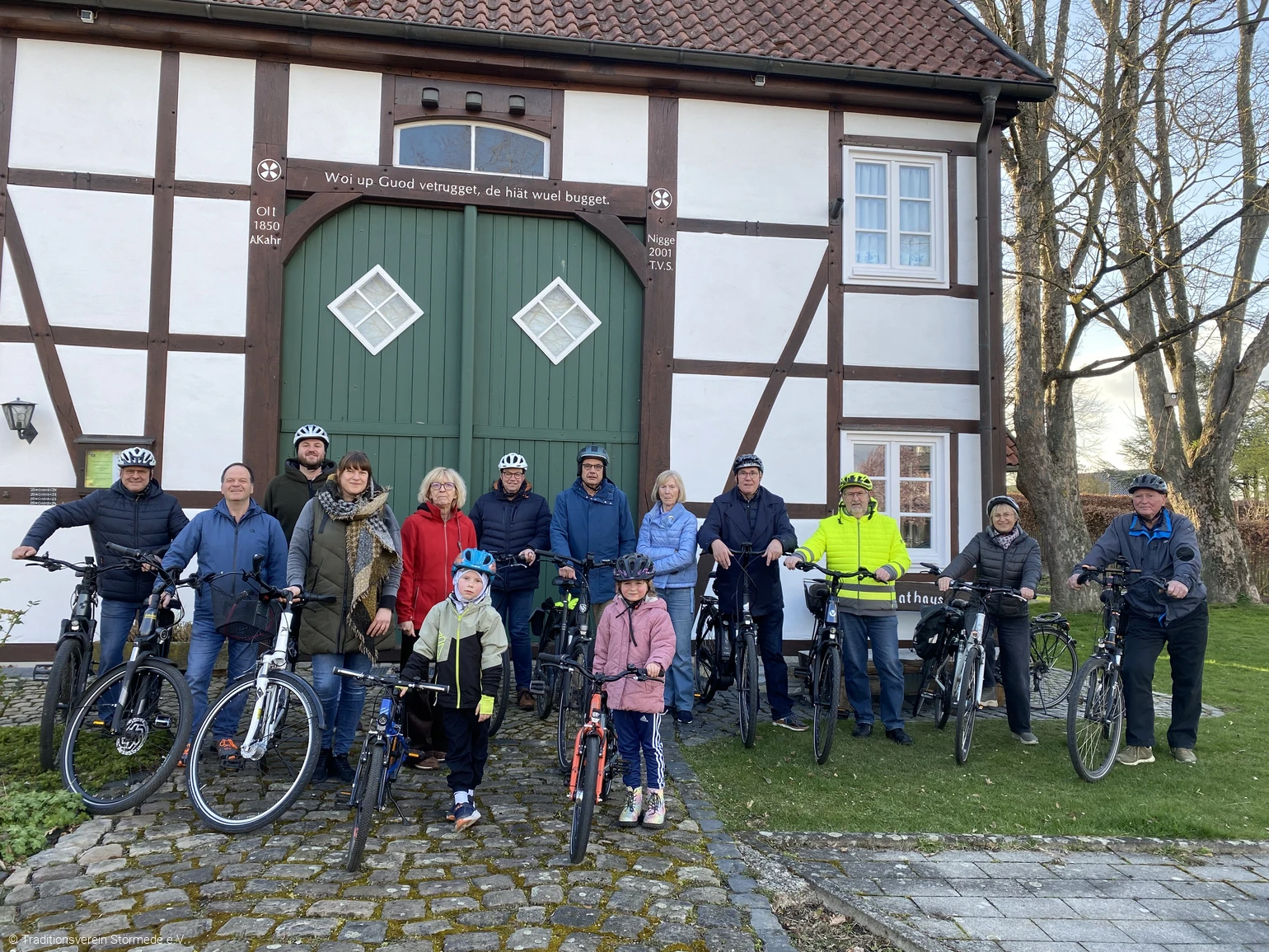 Fahrradgruppe vor einer alten gepflegten Fachwerk-Scheune © Traditionsverein Störmede e.V.