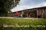 Fahrradfahrer vor dem Gradierwerk in Bad Sassendorf