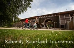 Fahrradfahrer vor dem Gradierwerk in Bad Sassendorf