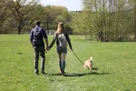 2 junge Wanderer mit Hund - Möhnesee