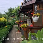 Gemütliche Auszeit im Hausgarten in leichter Hanglage